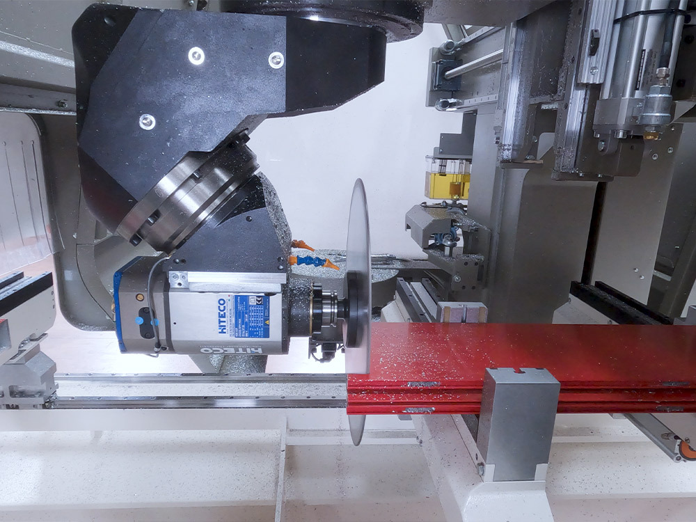 Opérations modulaires et coupes multiples à partir d’une barre entière.
